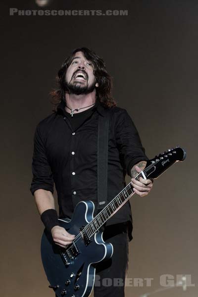 FOO FIGHTERS - 2011-08-26 - SAINT CLOUD - Domaine National - Grande Scene - Dave Grohl - 